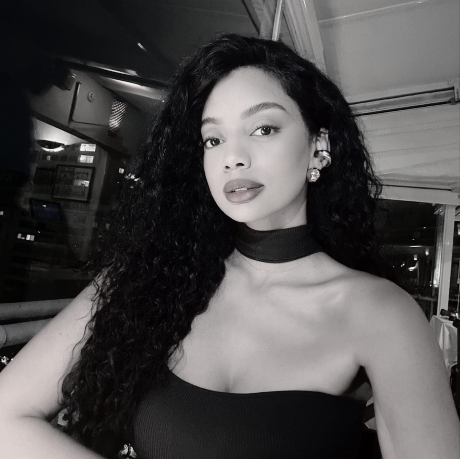 Cabelo humano longo e natural, em preto e branco, estética editorial