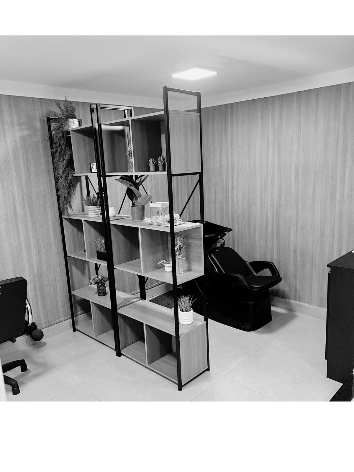 Interior da loja Ana Cabelos Humanos, estética em preto e branco